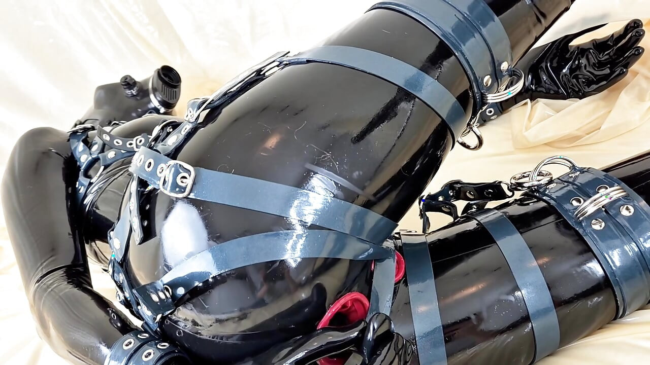 OnlyFans teaser - Analer spaß im latex-catsuit mit eingebauten vaginal- und analkondomen!