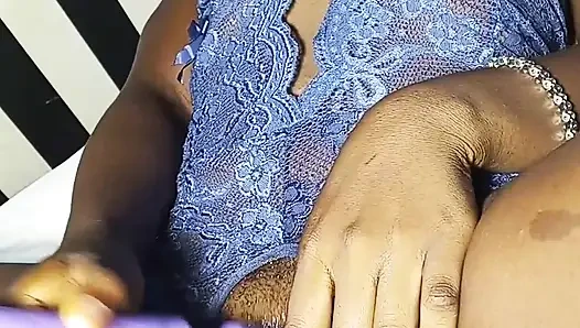 Zenci kız mastürbasyonu seviyor