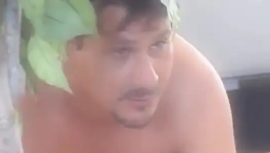 Langhaarige blondine mit riesigen strandball-brüsten wird gefickt und gesahnt