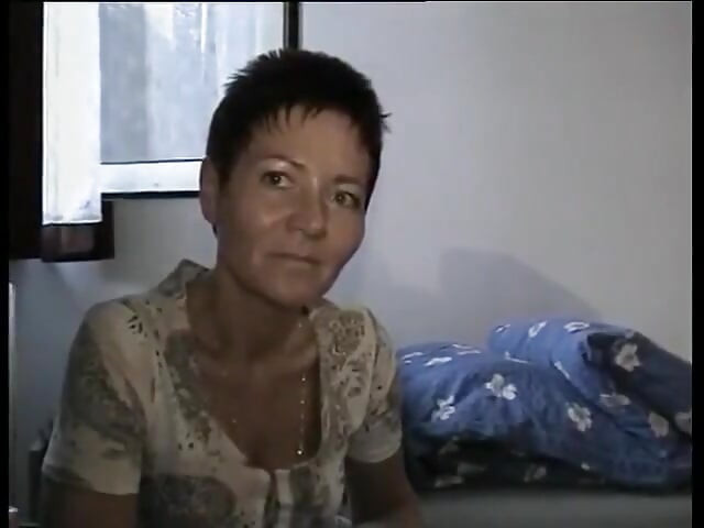 Teen từ Đông Đức lần đầu tiên sử dụng dương vật giả