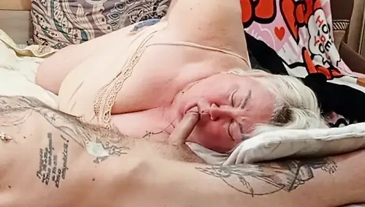 Tetanggaku nyepong kontolku pakai kakinya dan nyepong kontolku sampai aku crot di mulutnya