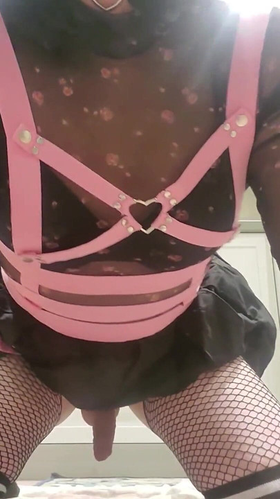 Sissy trap zadirkuje i dovodi veliki kurac do orgazma bez ruku - Vanessa Kells