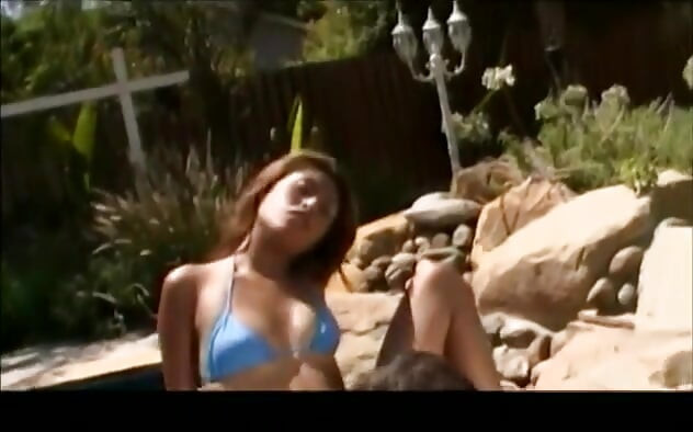 Tanned hoe mengisap kontol besar dan memeknya yang bengkak dientot di luar ruangan