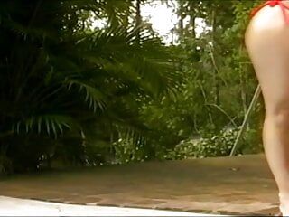 Mira a una pequeña zorra tropical tocar su propio culo mientras la follan