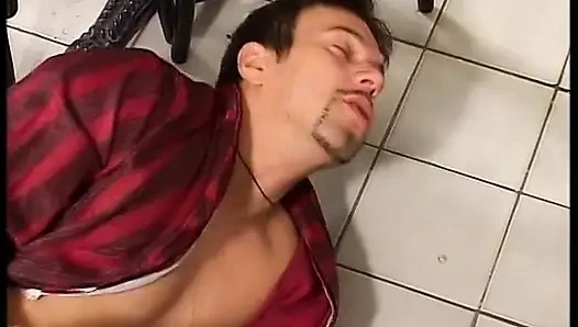 Dicke möpse, brünette als geschenk für einen jungen typ