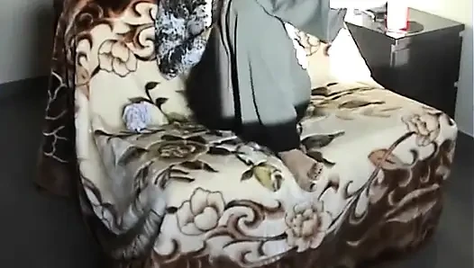 Aku lagi asik mainin kaki dan kaus kakimu yang dikasih kaki!