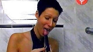 Slanke dame uit Duitsland masturbeert voordat ze onder de douche gaat