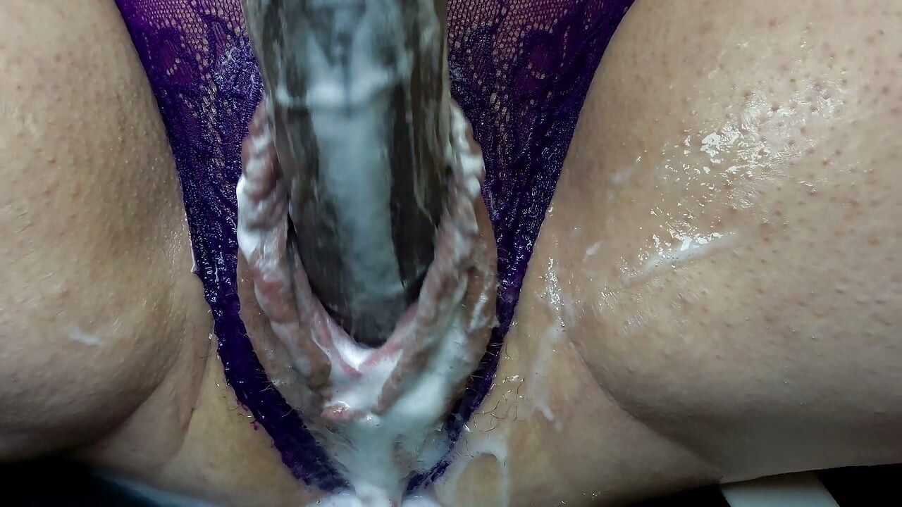 Masturberen milf grote schaamlippen poesje met grote zwarte lul dildo - Mulltiple orgasmes