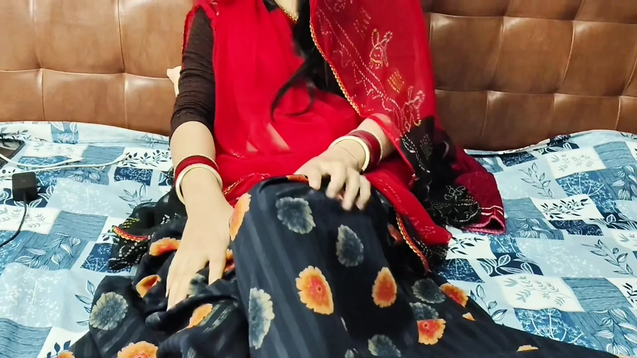 Desi Bhabhi Ne Gaand Me Ungli daal k Pyaas bujhayi