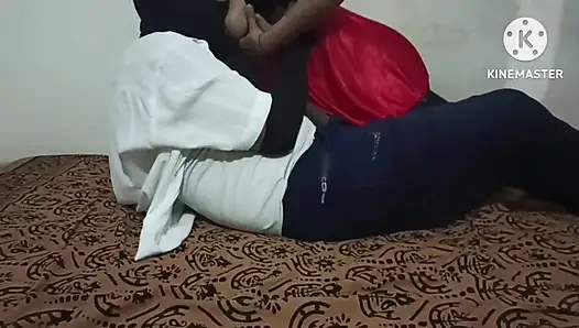 Meena, seorang guru biologi, berhubungan seks dengan siswa itu