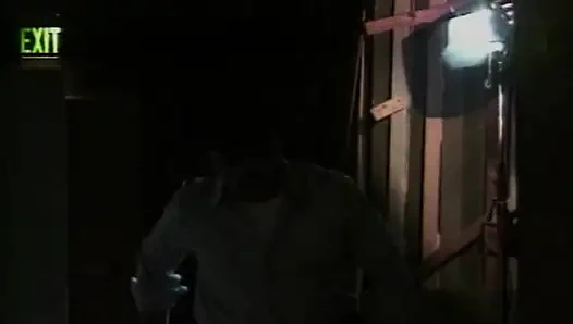 Заманчивая крошка-блондинка трахает возбужденного охранника до камшота на лицо