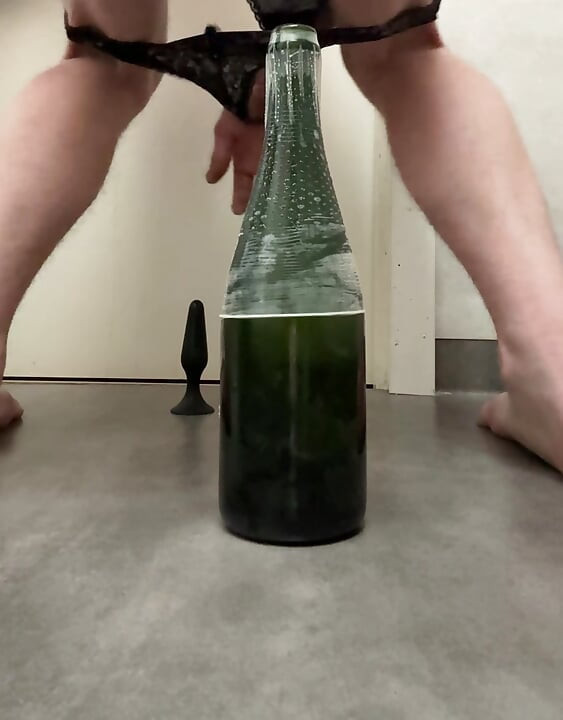 シャンパンボトルでスウェーデンのCDの尻を犯す