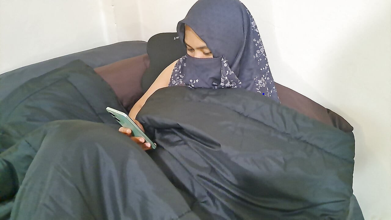 Une femme en hijab se masturbe sur le sly.