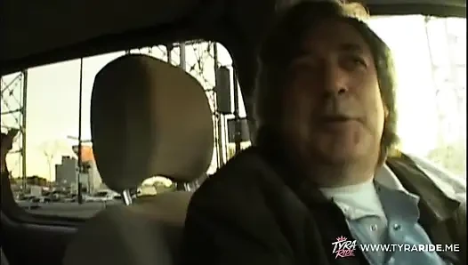 Brünette mit tätowierungen gibt blowjob im auto auf dem rücksitz