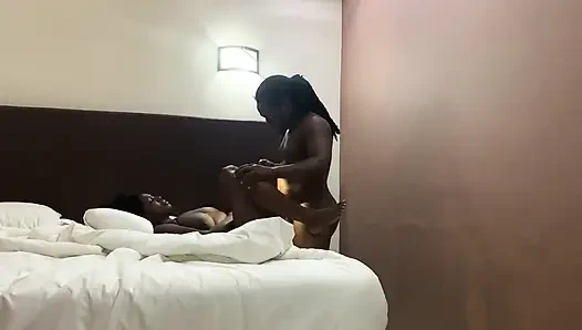 Suami bertanya memohon padaku untuk merobek pantatnya