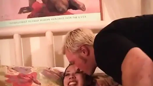 Cewek mungil Asia ngentot, dicrot di tangan di kamar tidur... Muncrat di payudara