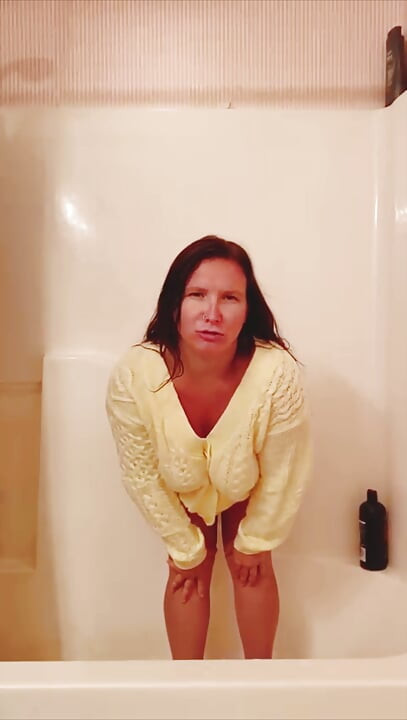 قمت بممارسة الجنس مع كسي الضيق في الحمام في سترة مبللة 4 طالبتي السحاقية 18f