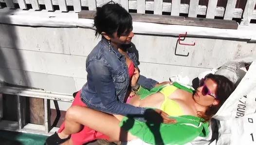 Kiedy sąsiedzi patrzą i szarpią się przed nimi, dwie lesbijki uprawiają seks swobodnie pod słońcem bez wstydu