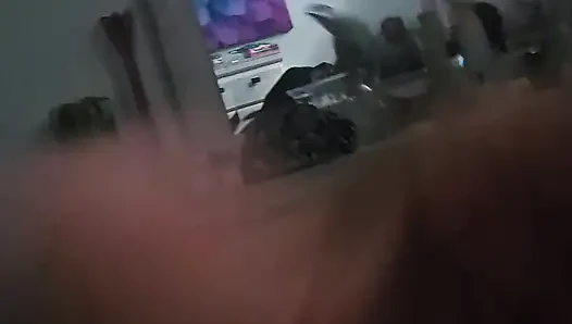 Сосет пальцы ног