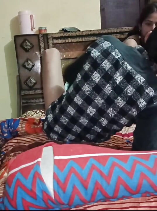 Ινδό παρθένο κορίτσι συλλογίστηκε σκληρά από τον φίλο 1