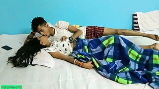 India adolescente caliente tiene sexo amateur con compañero de clase