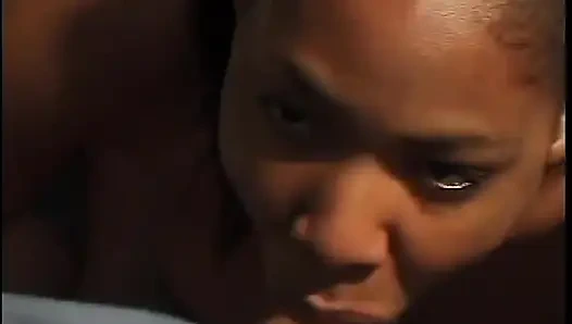 Gadis hot kulit hitam dengan toket aduhai lagi asik nyeping kontol di halaman belakang rumah