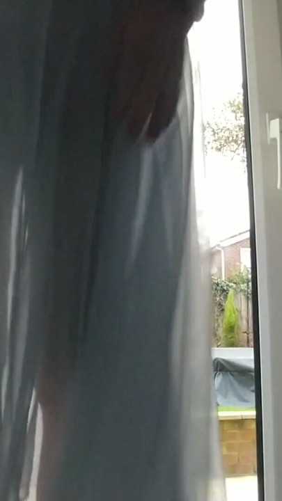 我就是喜歡早上把雞巴包在絲襪裡的感覺。真想有人來幫我吸。 | 片段 2