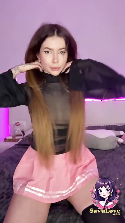 Adrianna savu स्कूल-लड़की के कपड़ों में पहने जाती है और बिना किसी छेद के नृत्य करती है - लाल-हॉट xxx अश्लील दृश्य!