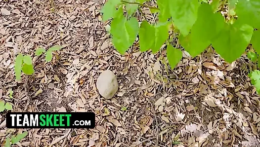 Wing-frau kenzie love rekrutiert jasmin Wilde für einen dreier auf einem Wanderwege