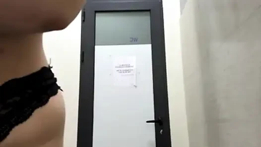Squirting on the public with jucielussie