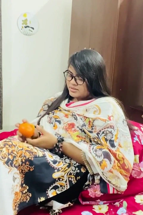 已婚姐姐被弟弟操，她的阴户因为丈夫在国外而流出水。