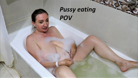 MaraOLd's pussy eating underwater. Dirty talk.