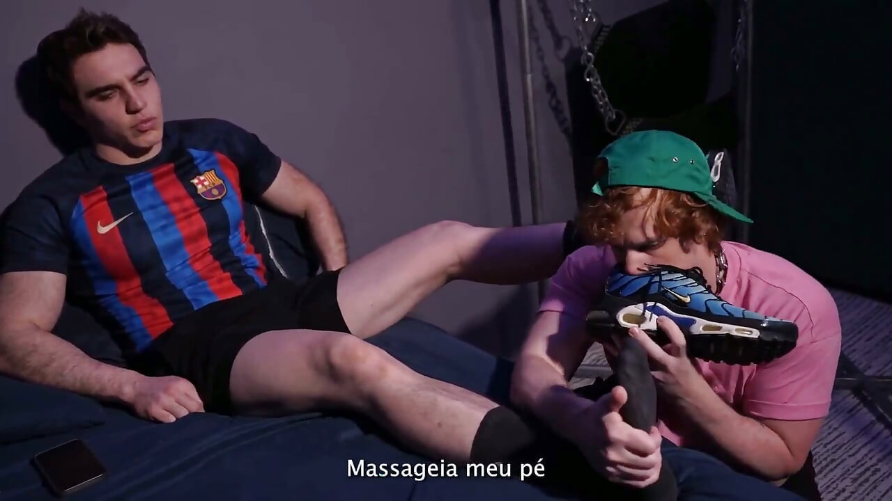 Christian Hunter venerează picioarele, șosetele și adidașii Stăpânului Victor Pedepsește