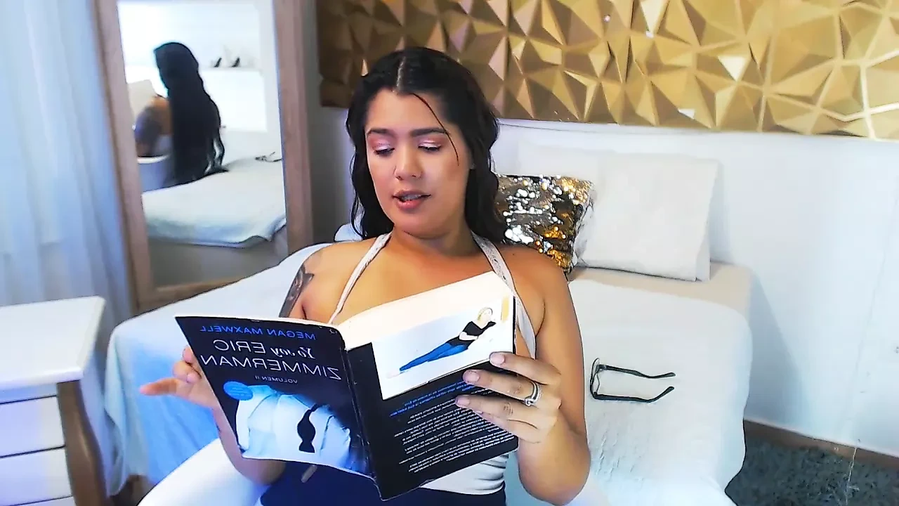 Latina 拉出大胸部和乳晕并喷出牛奶