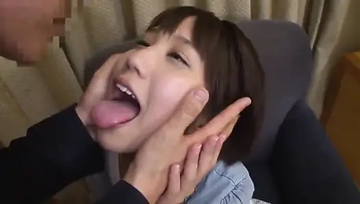 Kecanduan ciuman meleleh - kekasih muda melekat pada pelukannya