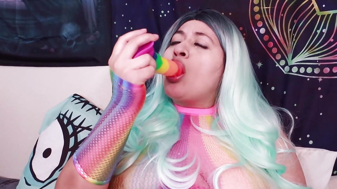 Το Rave Girl παίζει με το αγαπημένο της παιχνίδι