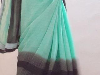 Индийский стройный кроссдрессер в трусиках в зеленом сари