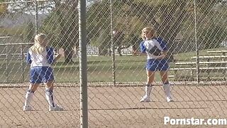 Trío con tres rubias lesbianas lamiendo coño