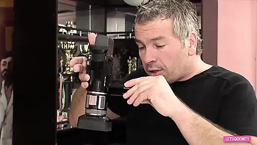 Büyük memeli orta yaşlı seksi kadın göğüslerinin her yerine püskürtülür