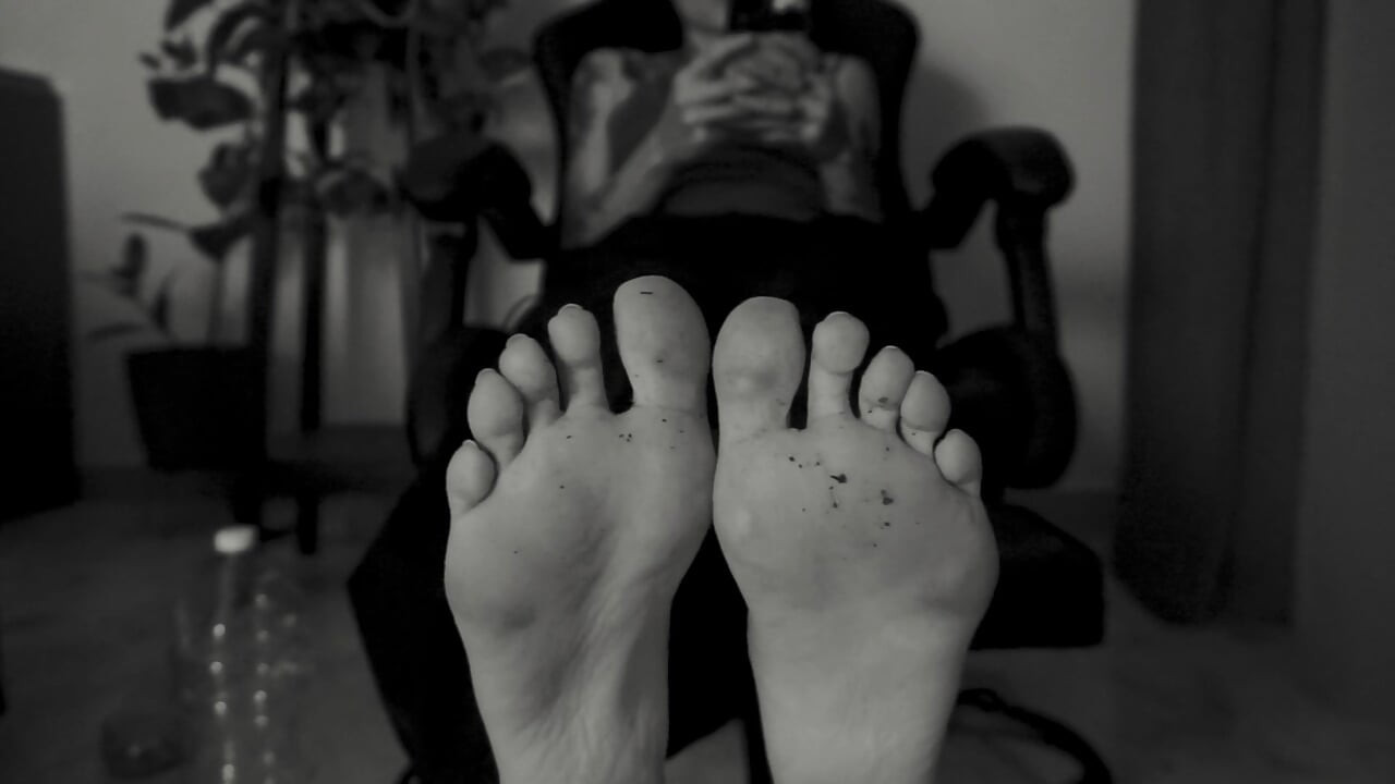 hey loser watch my dirty feet YOUR ITALIAN GODDESS