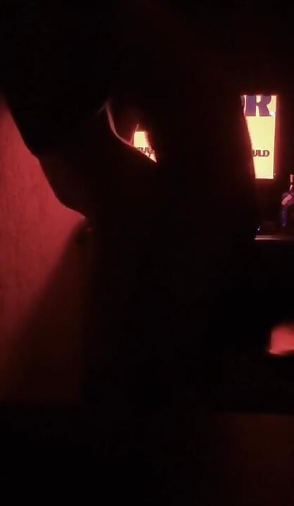 Le sexe romain intense dans une chambre rouge finit en creampie