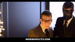 Jovem nerd mórmon twink groupsex com homens mascarados da igreja
