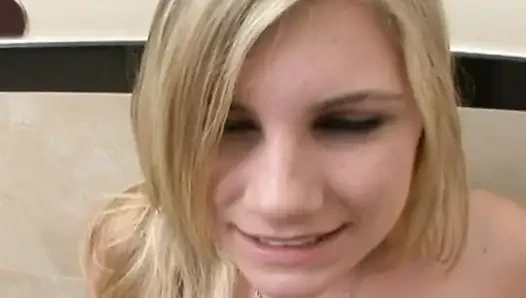 Edepsiz bir sarışın için banyoda çılgın bir sikiş