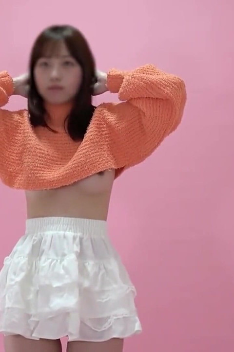 팬티가 2차 숨을 수 없는 비밀을 드러내면서 미안하다고 속삭이는 순수한 아이돌 겸둥이