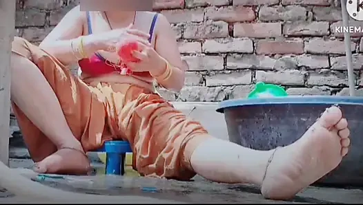 Nettes weiches heißes sexy video-dorf heißes mädchen badet