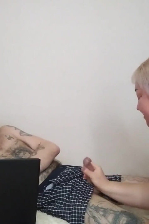 當我在電腦上玩時，打手槍和吸我的雞巴