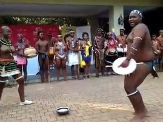 Menina africana peituda e cara gordo fazendo algum tipo de show 2