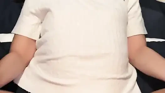 Wunderschöne 18-jährige Asiatin wird von einem großen weißen Schwanz gefickt und bekommt Sperma ins Gesicht