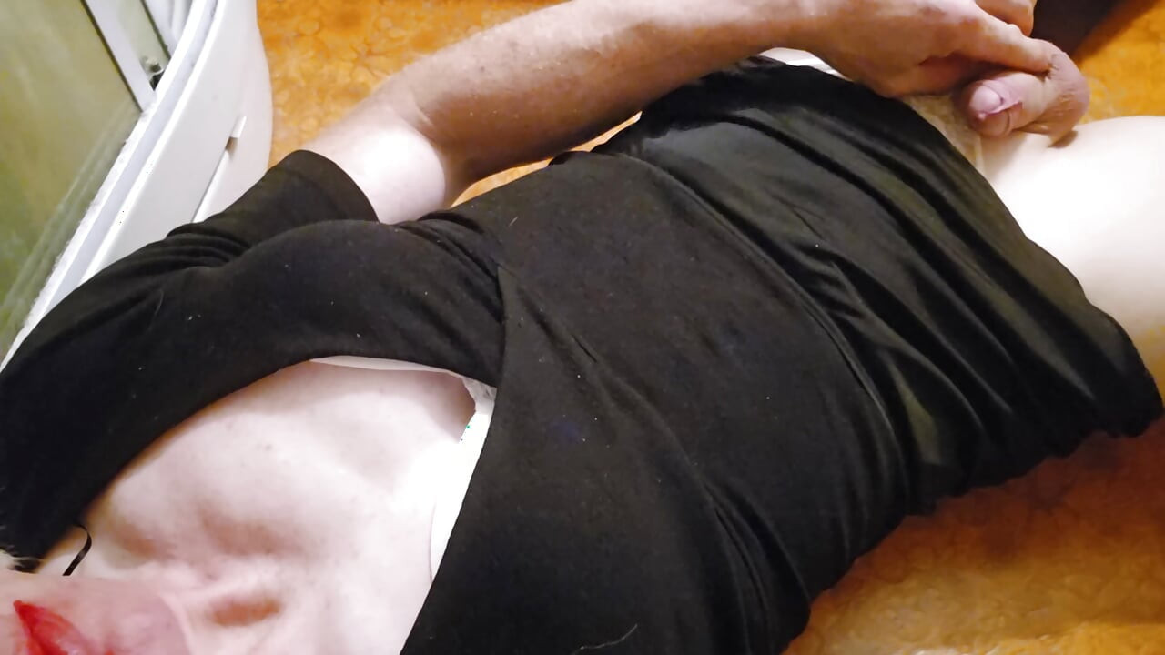 Norwegian sissyfaggot peeing on herself