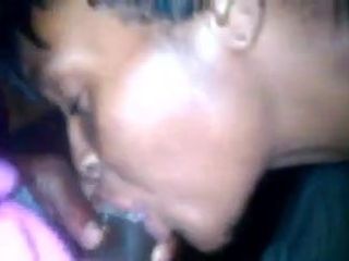 Une salope à tête cassée suce un mec dans un bar jamaïcain